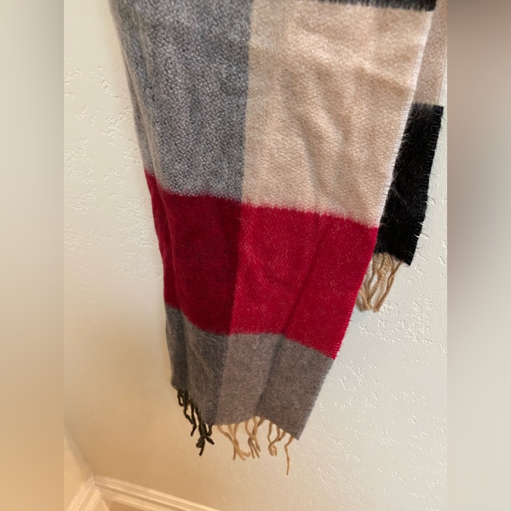Beautiful fuzzy cashmere scarf with fringe detail from Bloomingdale’s. Like new!